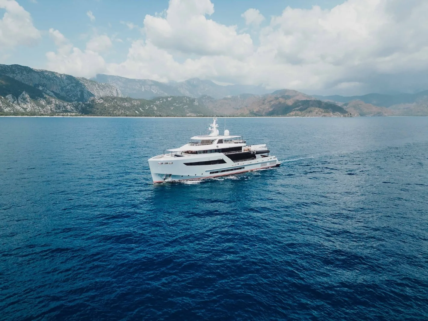 HEEUS - photo 1 yacht charter Mykonos