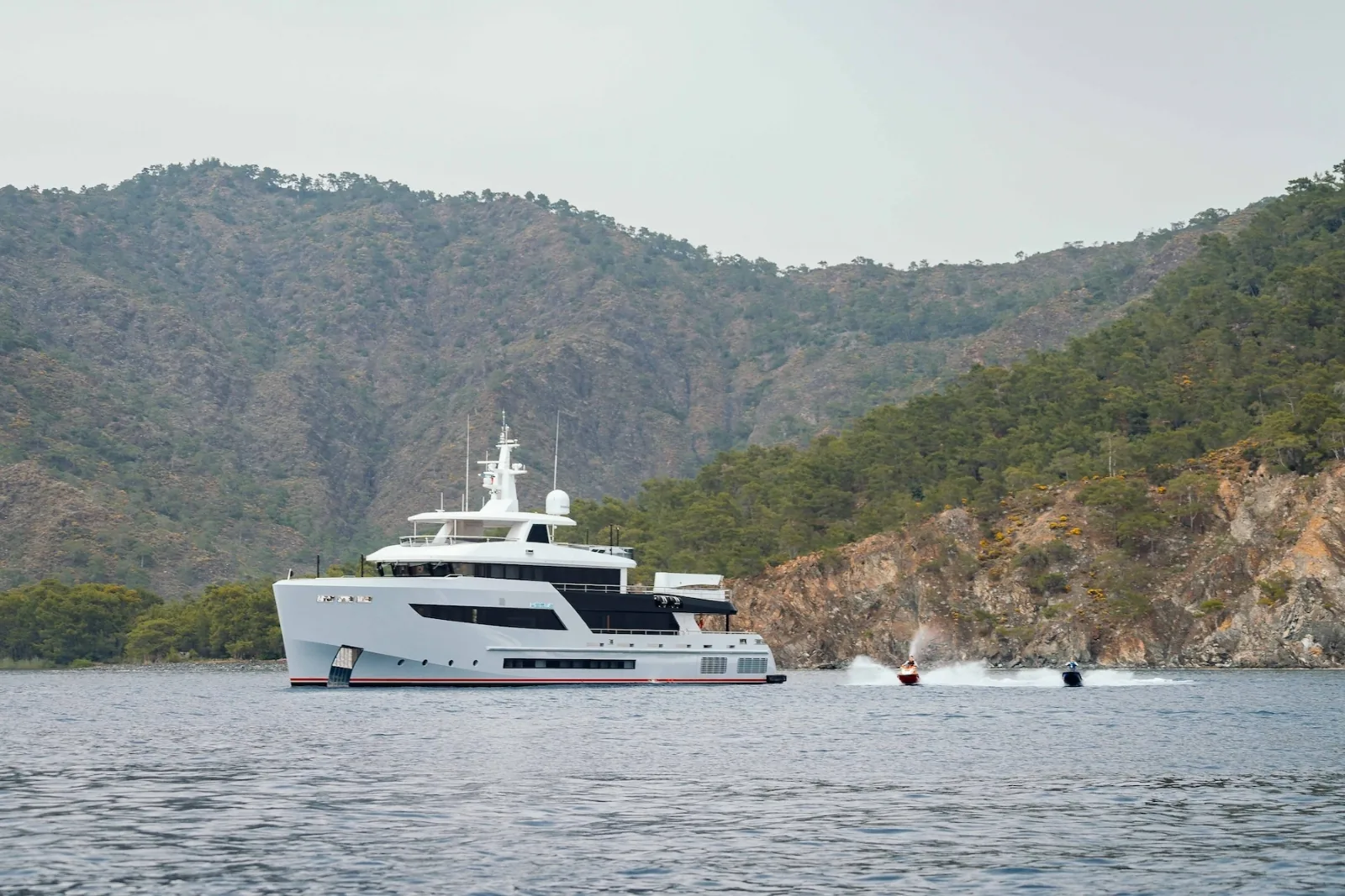HEEUS - photo 8 yacht charter Mykonos