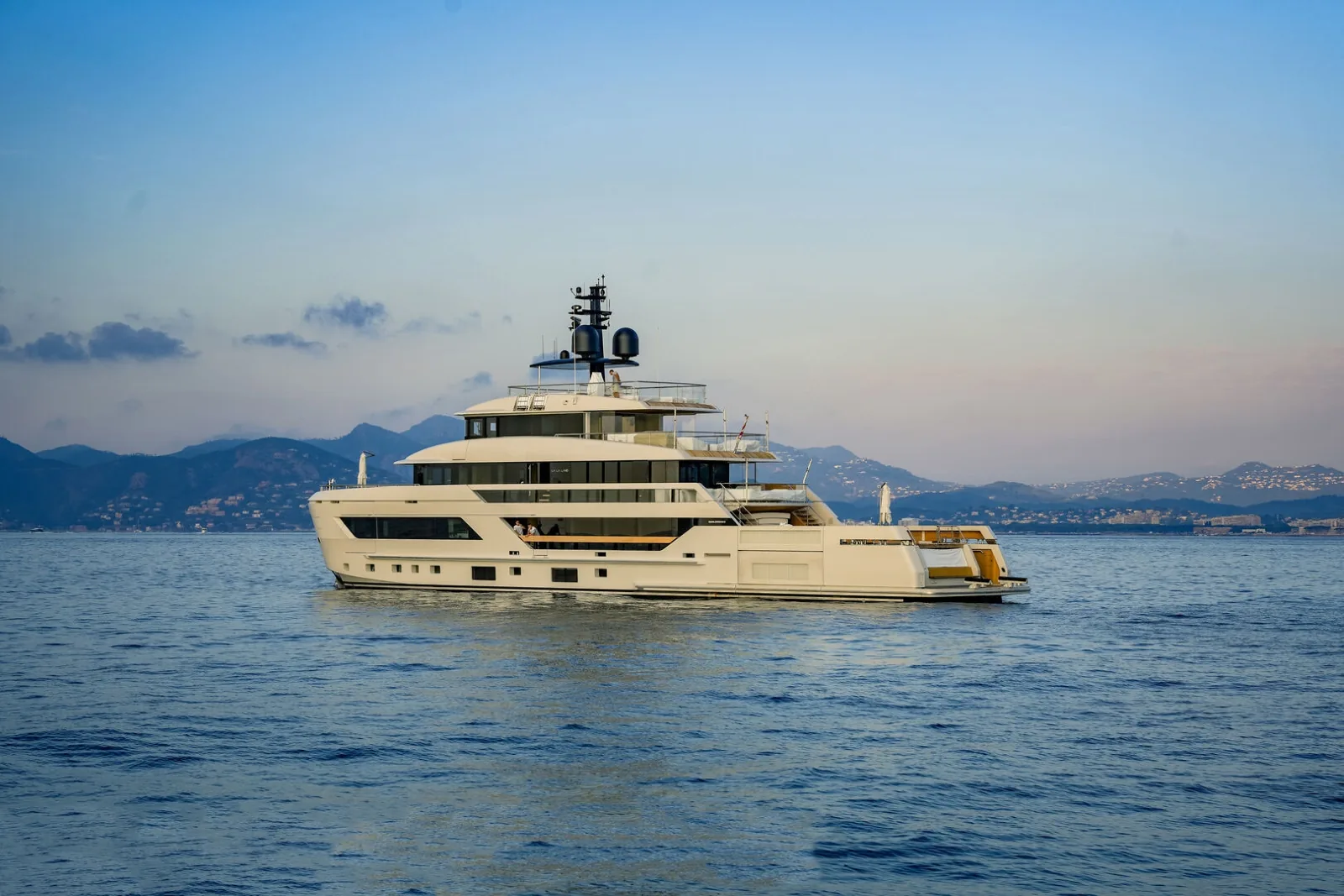 LA LA LAND - photo 7 yacht charter Mykonos