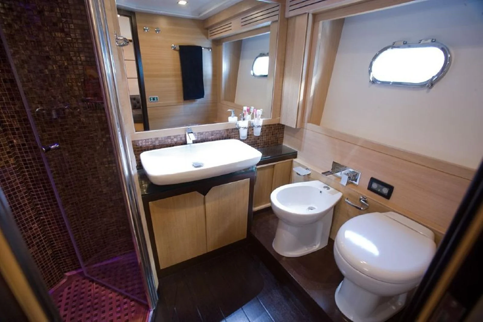 Leonard 74 - photo 3 yacht charter Mykonos