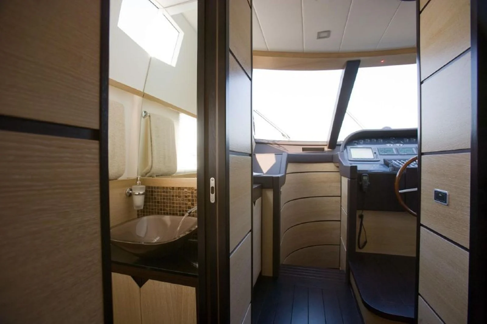 Leonard 74 - photo 7 yacht charter Mykonos
