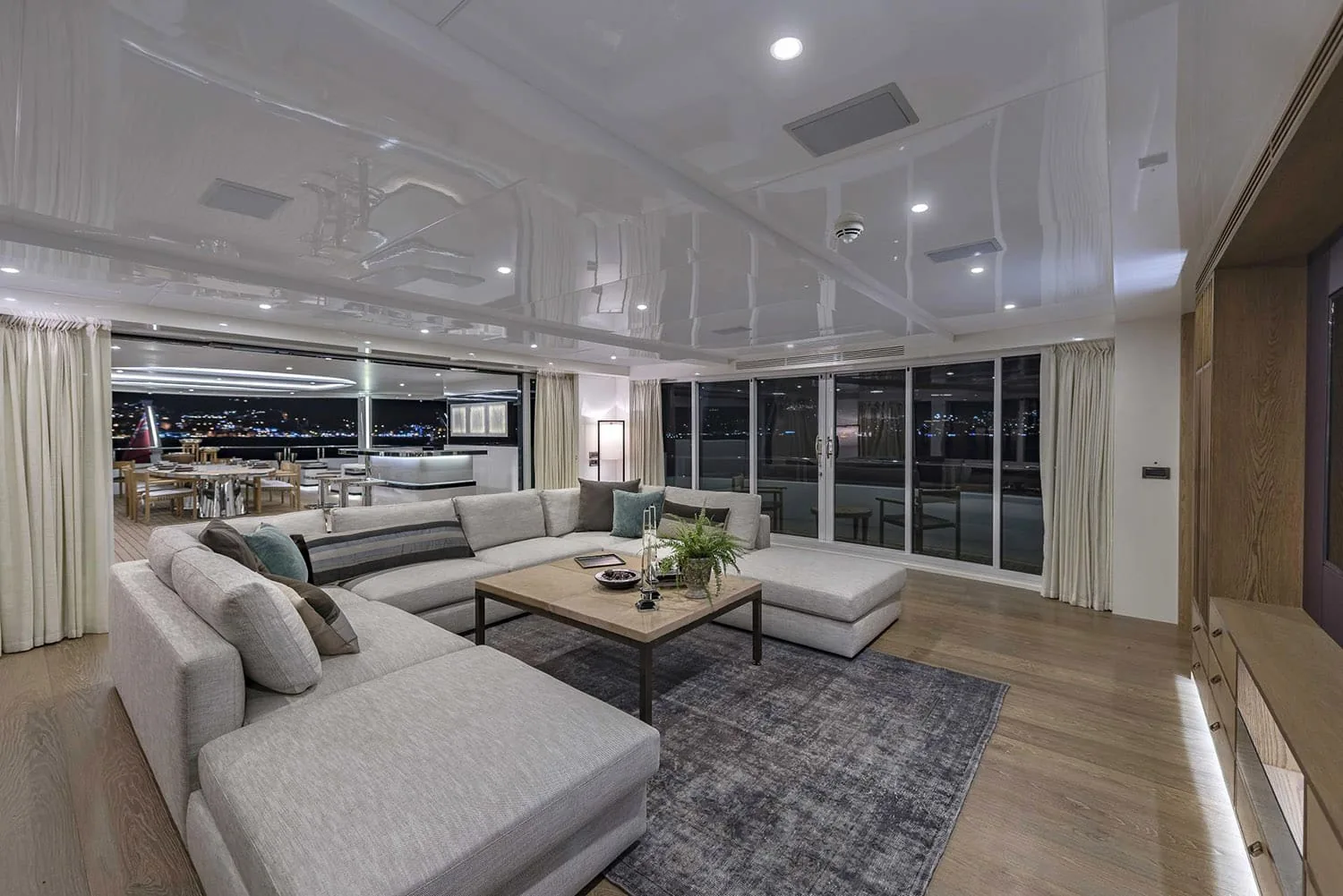 LIQUID SKY - photo 11 yacht charter Mykonos