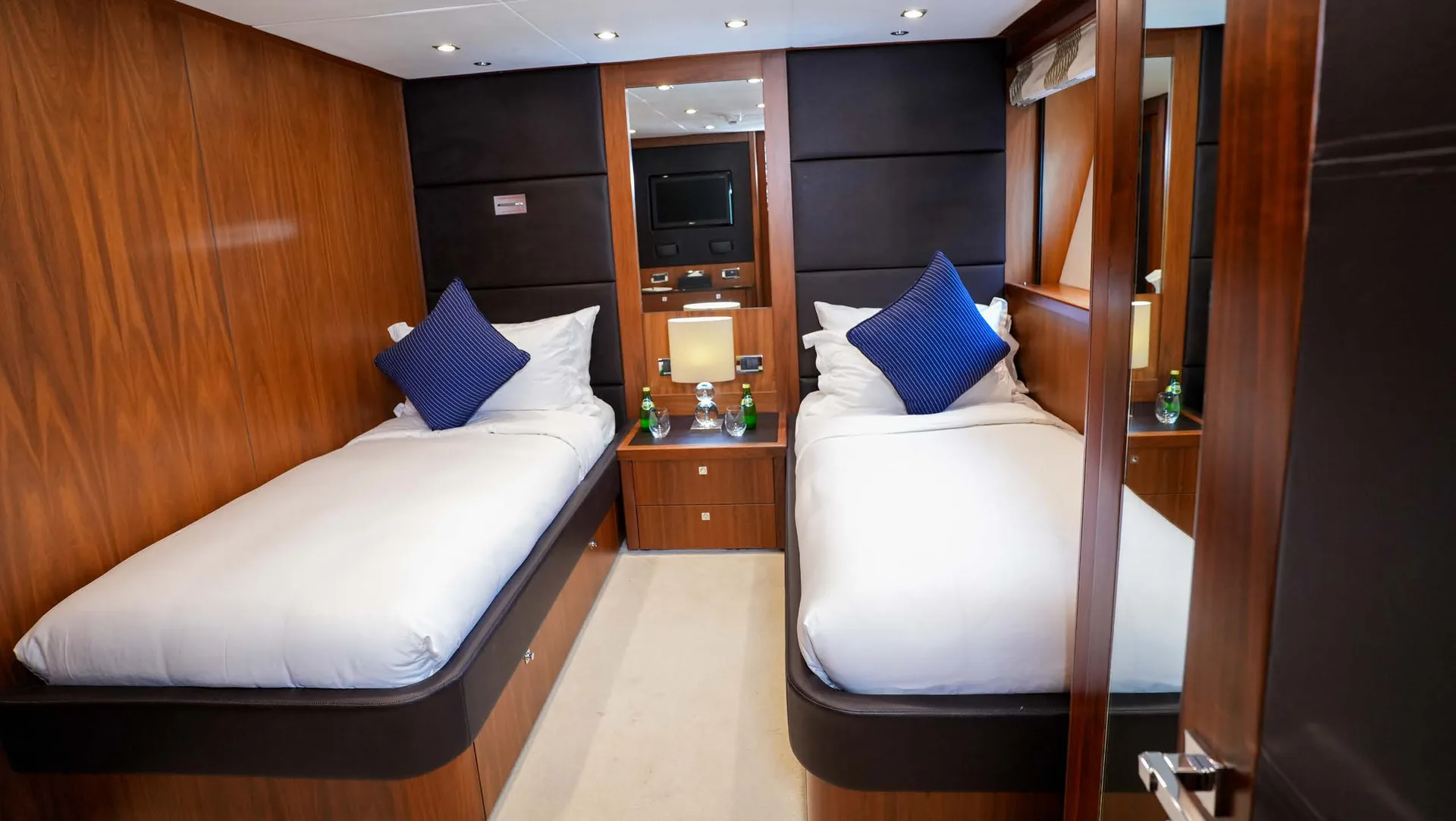 Lucien - photo 25 yacht charter Mykonos