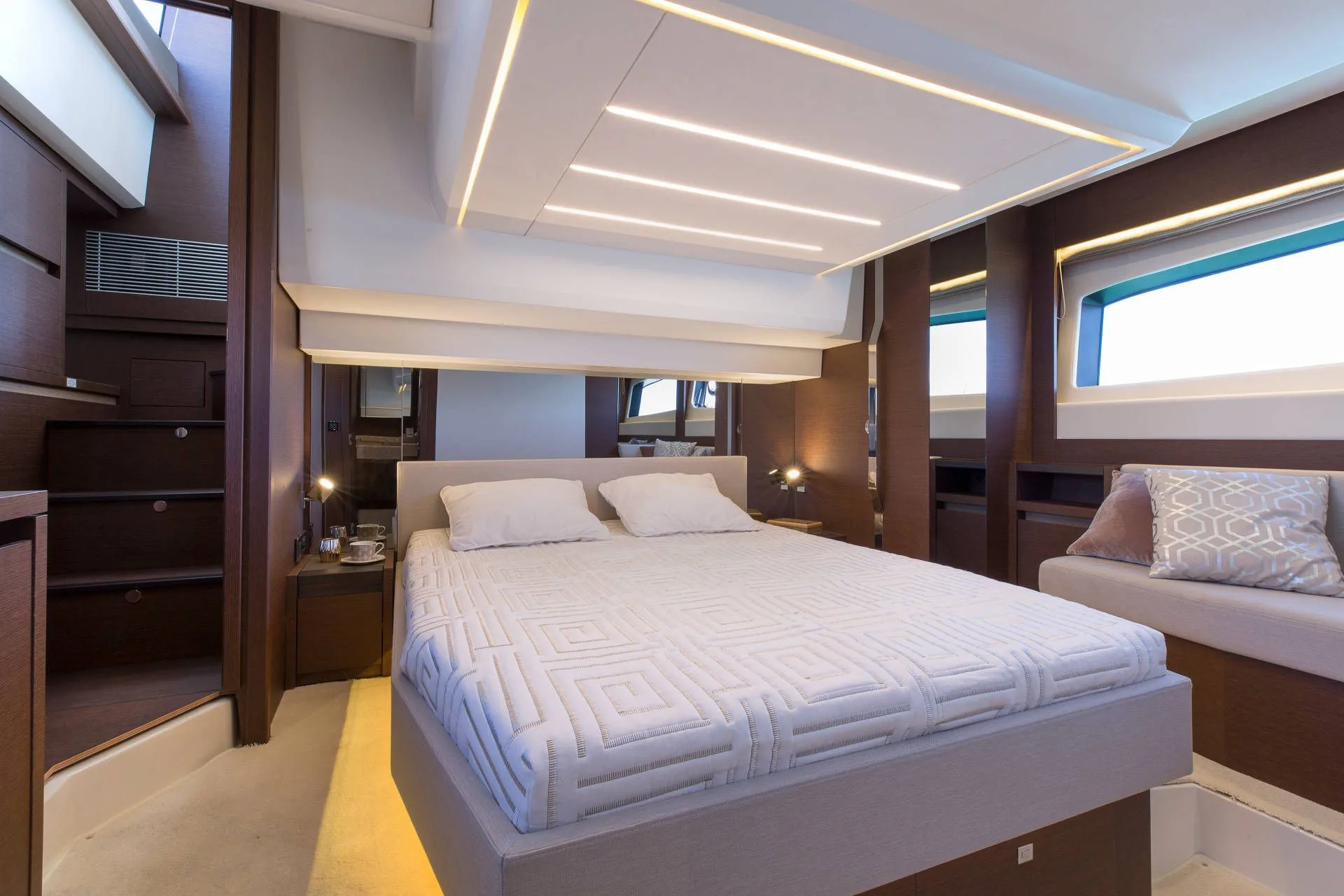 Prestige 520 Fly - photo 6 yacht charter Mykonos