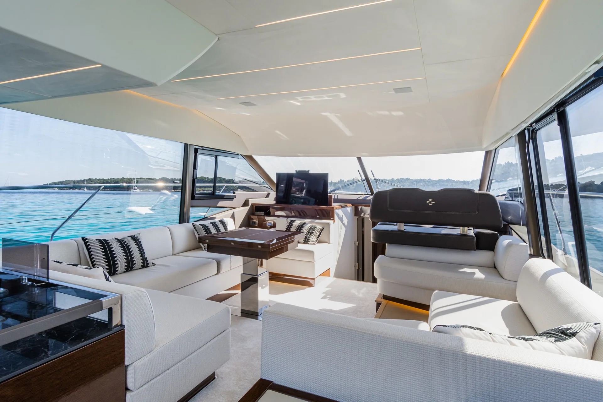 Prestige 590 - photo 7 yacht charter Mykonos
