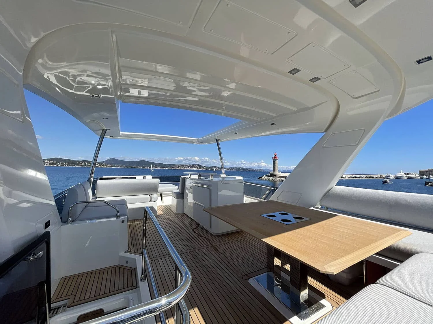 Prestige 630 Fly - photo 5 yacht charter Mykonos