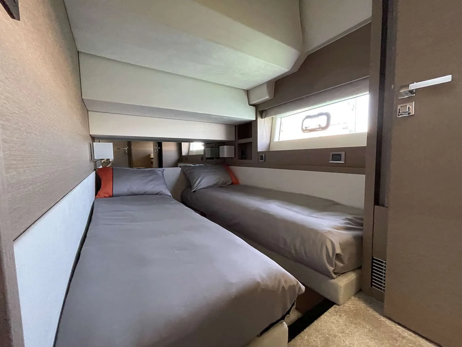 Prestige 630 Fly - photo 12 yacht charter Mykonos