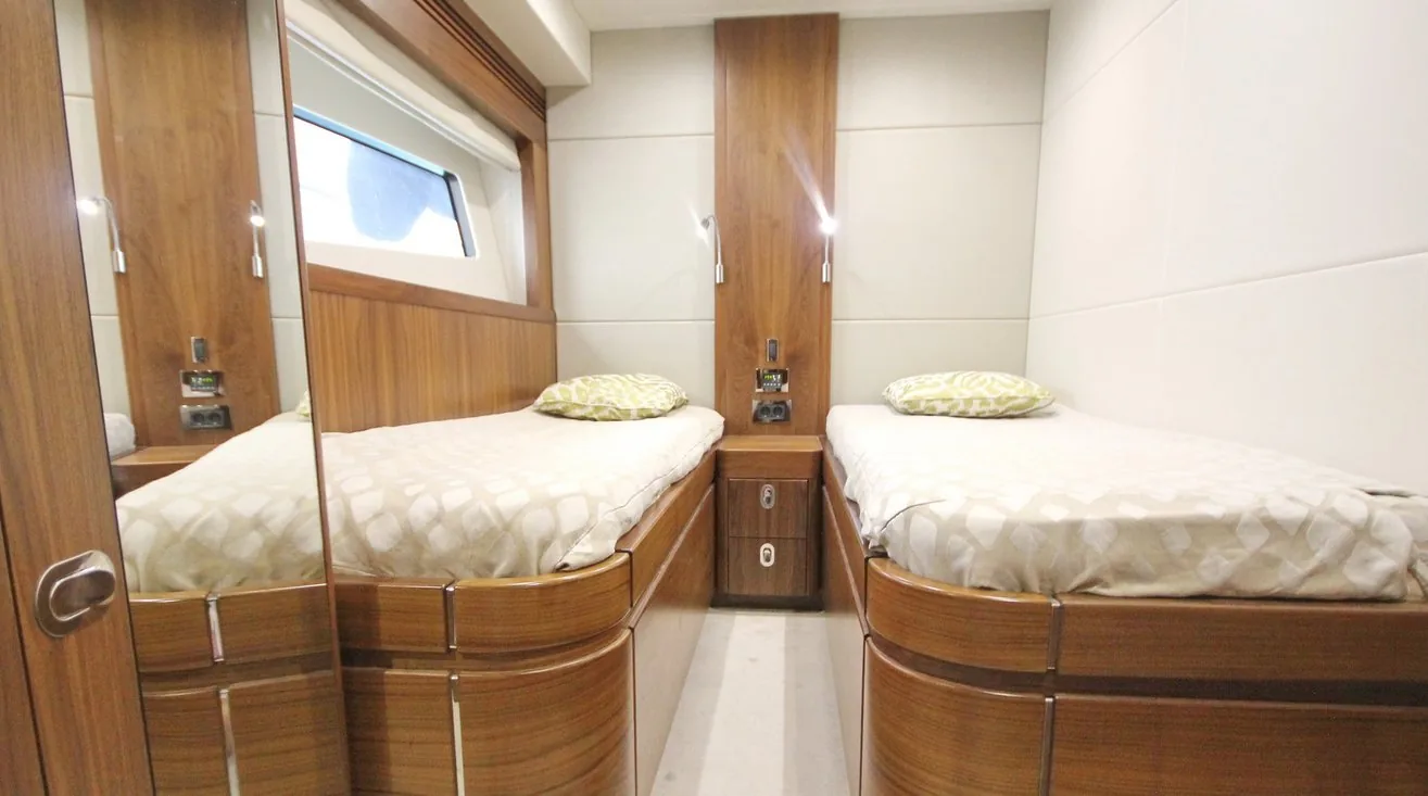 SUNSEEKER 75 - photo 12 yacht charter Mykonos