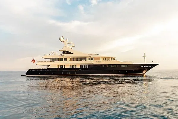 TREEHOUSE - yacht charter Mykonos